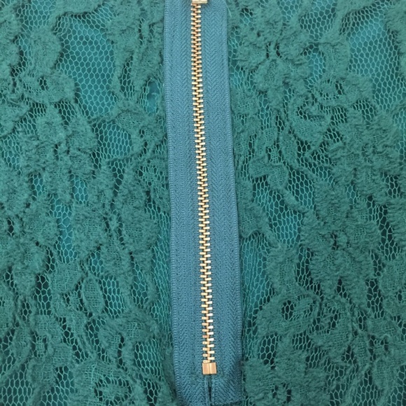 Elegant Lace Pencil Skirt: Wedding Guest Attire - Picture 5 of 7